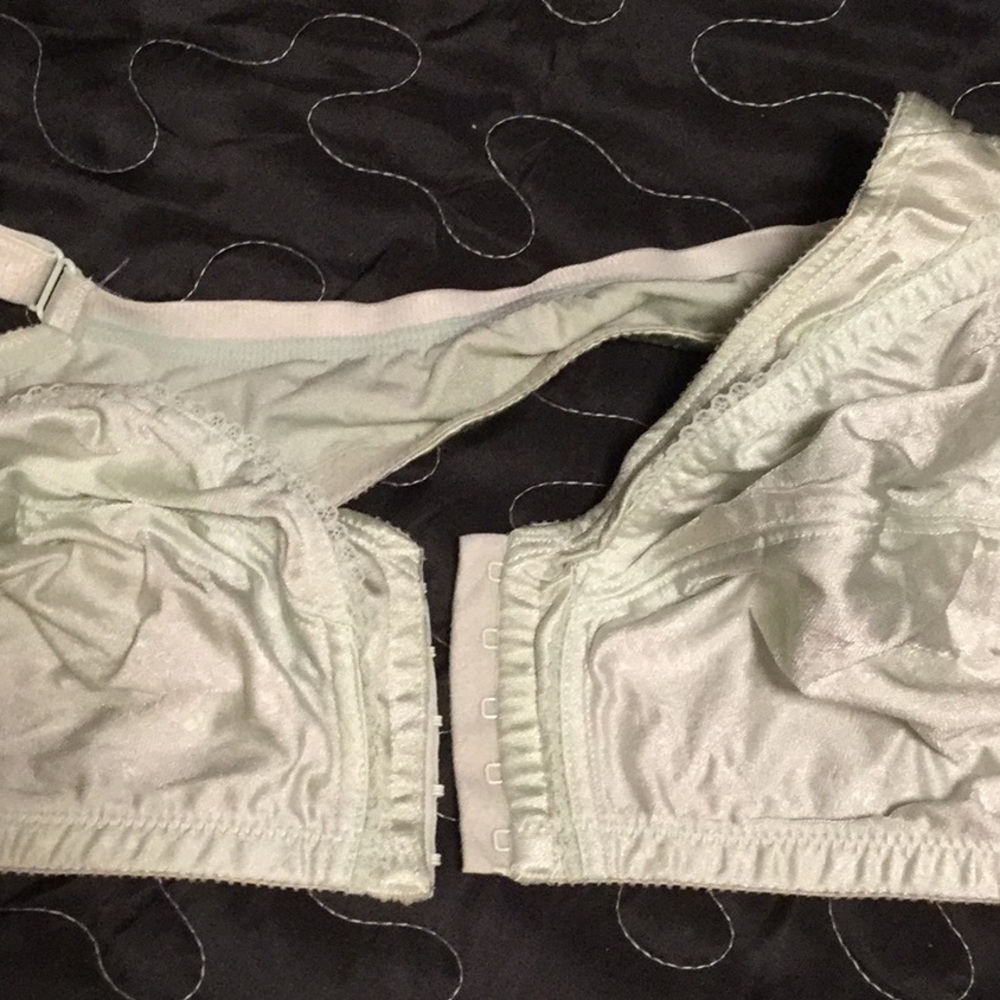 42D front enclosure bra